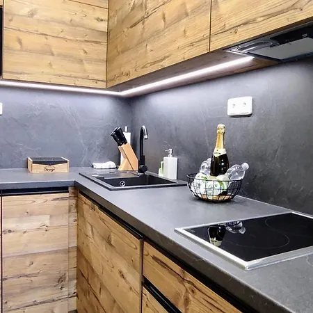 Mountain Resident - Relax S Wellness, Terasou A Soukromou Garáží